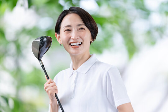 ゴルフをする女性