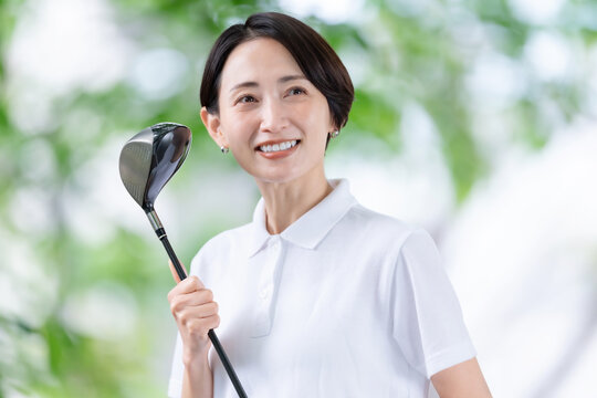 ゴルフをする女性