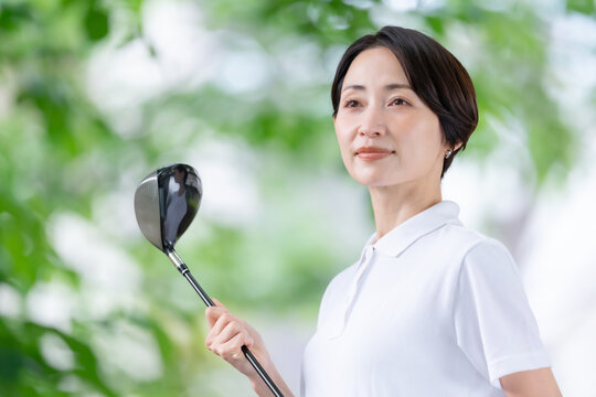 ゴルフをする女性
