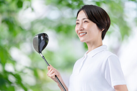 ゴルフをする女性