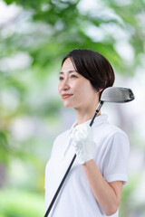 Naklejka premium ゴルフをする女性