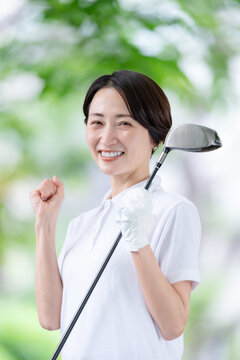 ゴルフをする女性