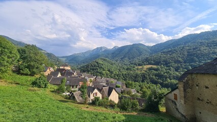 Le pittoresque village pyrénéen d'Ayet, avec la vallée de Bethmale en arrière-plan (Pyrénées ariégeoises) © Arnaud
