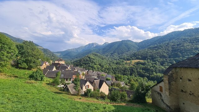 Le pittoresque village pyr&eacute;n&eacute;en d'Ayet, avec la vall&eacute;e de Bethmale en arri&egrave;re-plan (Pyr&eacute;n&eacute;es ari&eacute;geoises)