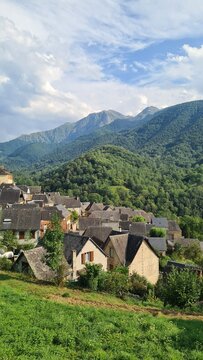 Le pittoresque village pyr&eacute;n&eacute;en d'Ayet, avec la vall&eacute;e de Bethmale en arri&egrave;re-plan (Pyr&eacute;n&eacute;es ari&eacute;geoises)