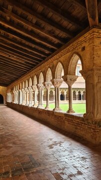 Le magnifique clo&icirc;tre roman de l'abbaye de Moissac (abbaye Saint-Pierre de Moissac, Occitanie)