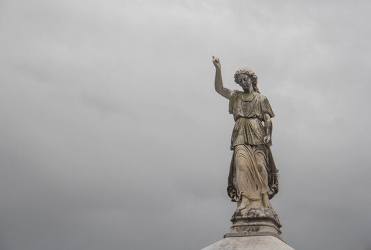 CEMENTERIO EL SALVADOR. ESTATUA SE&Ntilde;ALA EL CIELO 