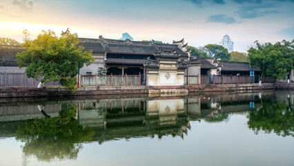 Naklejka premium Traditional Chinese Waterfront Ancient Architecture Scenery