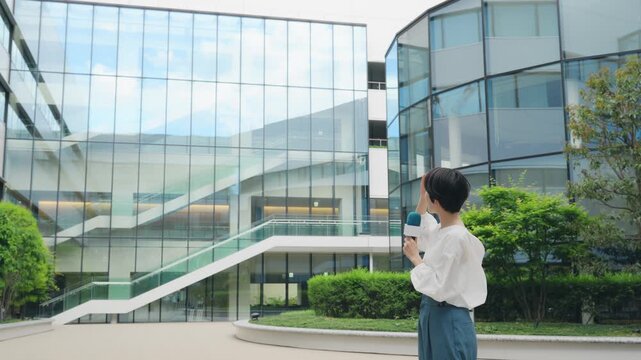 街を紹介する女性レポーター