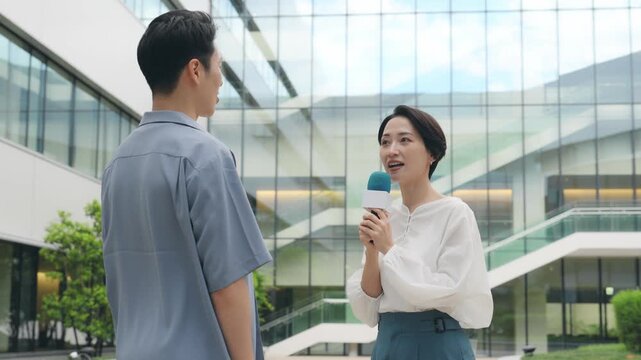 街で男性にインタビューする女性リポーター
