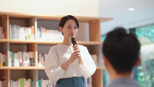 スピーチする女性と観客