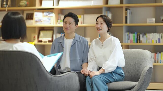 カウンセリングを受けるカップル