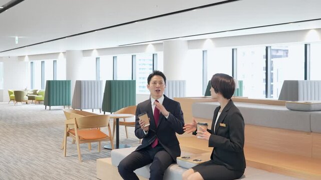 ロビーで会話する男女ビジネスパーソンのグループ