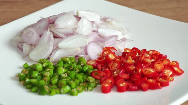Side dishes for rice mixed with shrimp paste include sliced ​​onions, green chilies, and sliced ​​red chilies.