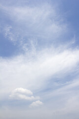 Obraz premium It is a sky with feathery clouds.
