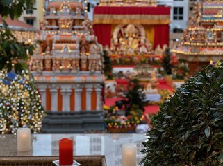 Obraz premium Elaborate pandal structure with deity idol at an Indian festival for religious event coverage, multicultural celebration marketing and travel editorial