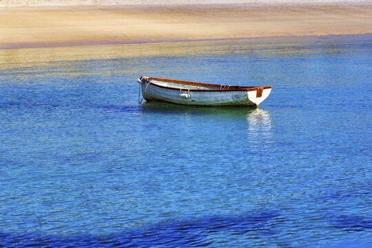 White rowboat on the shore, sandy beach, turquoise water, Cornish Caribbean, Higher Town, St Martin's, Isles of Scilly, Cornwall, England, United Kingdom