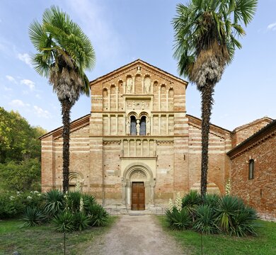 Romanesque showcase fa&ccedil;ade, Abbey, Abbazia Santa Maria di Vezzolano, Albugnano, Province of Asti, Monferrato, Piedmont, Italy