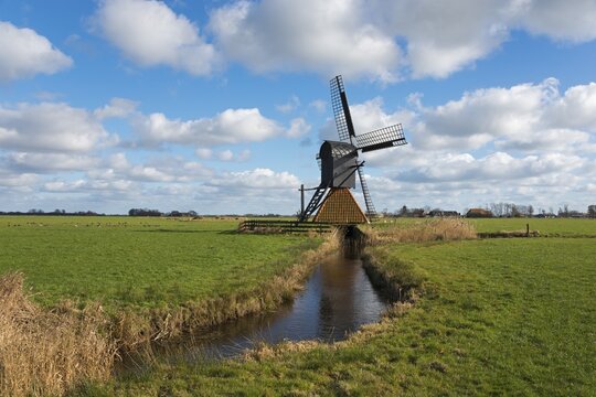 De Jansmolen or De Modden, hollow mill, Rijksmonumenten, Goengahuizen, Go&euml;ngahuizen, Goai&iuml;ngahuzen, Friesland, Frysl&acirc;n, Netherlands, mill