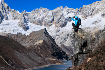 Naklejka premium Backpacking woman hiking on high altitude mountain top