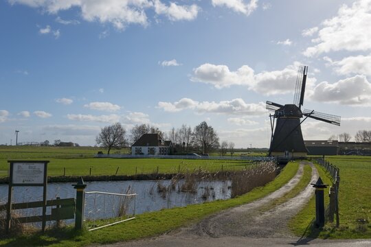 Beautifully situated De Nijl&acirc;nnermolen, Kittelmolen, drainage mill, Rijksmonument, Workum, Friesland, Southwest Frysl&acirc;n, Frysl&acirc;n, Netherlands
