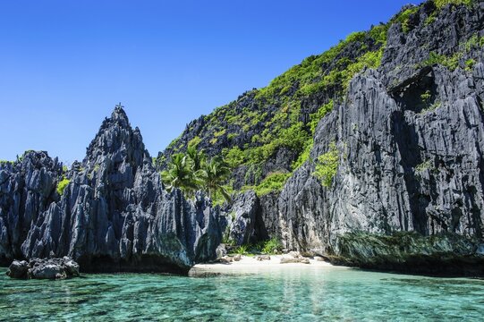 Coast with limestones, Bacuit archipelago, El Nido, Palawan, Philippines