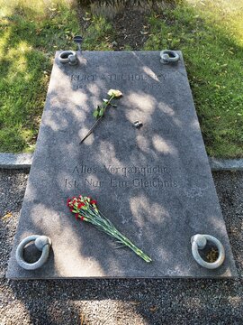 Gravestone with flowers and inscription, grave of Kurt Tucholsky, Mariefred cemetery, Str&auml;ngn&auml;s, S&ouml;dermanlands l&auml;n, Sweden