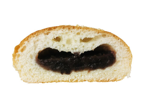 白ごま付きの丸いつぶあんぱんの断面　