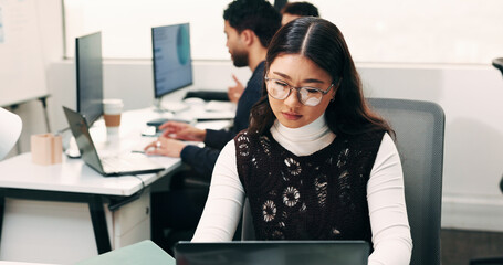 Obraz premium Reading, research or woman with laptop in office, claim investigation or renewal reminder for client. Review, evaluation or broker with pc for policy quote email, submit insurance case or coworking