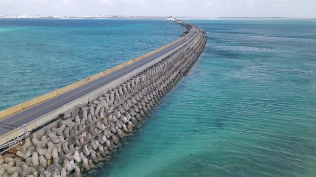 南国の海をわたる道路のドローン空撮