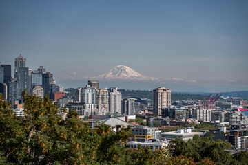 Obraz premium Views of the Seattle Cityscape skyline from Kerry Park, Seattle Washington with Mount Rainier in the far ground on a clear summer day. 2026 skyline with updated waterfront park and arena.