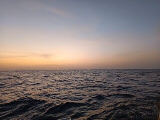 Obraz premium Twilight over the open sea, featuring calm waters and subtle colors fading into the evening horizon.