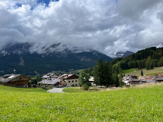Obraz premium Dolomites Mountain Village Under Dramatic Clouds, Italy / 구름에 둘러싸인 돌로미티
