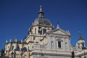 Obraz premium Almudena Cathedral dome facade and blue sky, Madrid, Spain