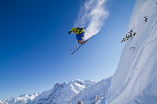 Austria, Arlberg, Warth, Mid adult man skiing