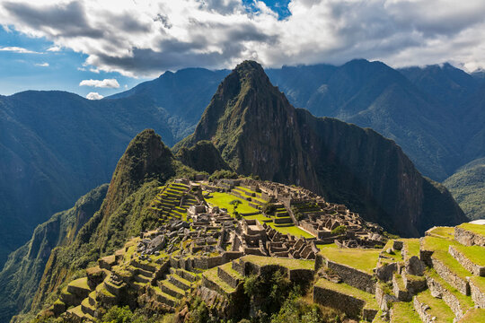 Peru, Andes, Urubamba Valley, Machu Picchu with mountain Huayna Picchu