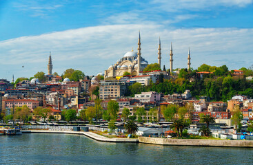 Obraz premium Panoramic View of Magnificent Suleymaniye Mosque and Historic Cityscape Skyline Along the Golden Horn Waterfront in Istanbul, Turkey, Under a Beautiful Blue Sky with Clouds