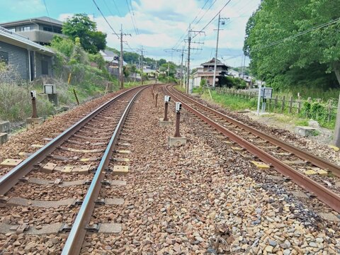 初夏の青空と大きくカーブする複線の線路