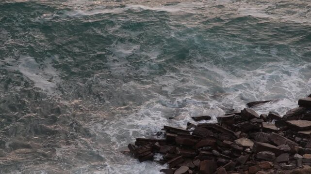 Olas de mar en orilla,