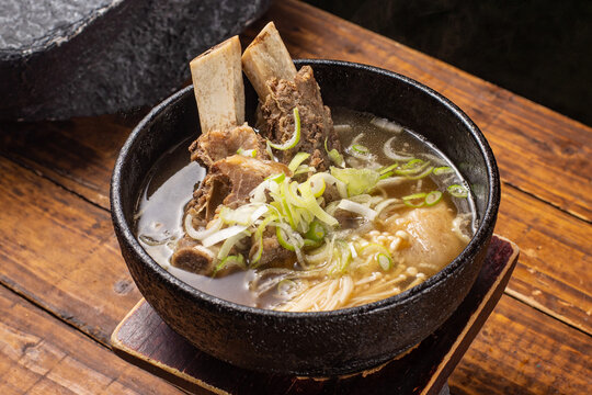 푸짐한 왕뼈 갈비탕 소갈비 정성 가득 보양식 뚝배기 요리 한식 한우 대왕 갈비탕 Giant Beef Rib Soup Wang-Galbitang Korean Short Rib Stew 巨型牛排骨汤 韩国料理 滋补 养生 骨头汤 王カルビタン スープ 骨付き肉 韓国料理 暖かい Sopa de Costilla de Res Soupe de C&ocirc;tes de B&oelig;uf