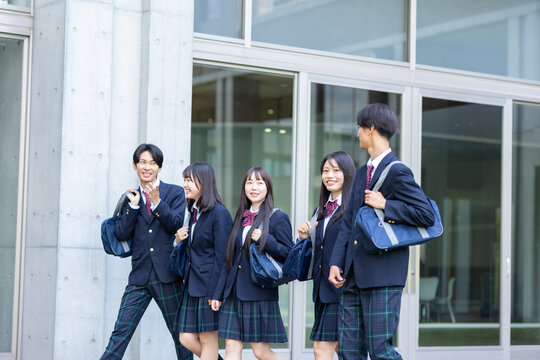 歩く高校生グループ	