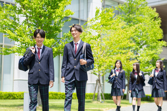 歩く高校生グループ	