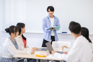 Fototapeta premium 議論をする大学生