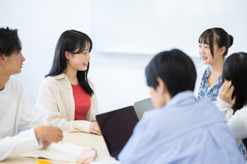 Fototapeta premium 議論をする大学生