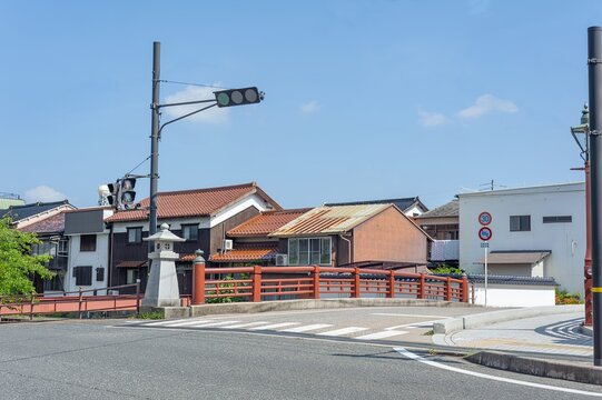 外堀通りに架かる歴史情緒ある天神橋と旧城下町の風情を残す街並み/The Historic Tenjinbashi Bridge Spanning Sotobori-dori Street and the Townscape Retaining the Atmosphere of the Old Castle Town
