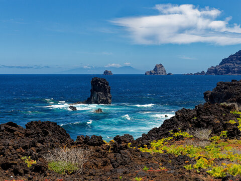 Auf dem Wanderweg nach Las Puntas mit Blick auf die Roques de Solmar auf El Hierro