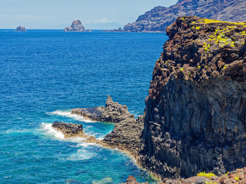 Auf dem Wanderweg nach Las Puntas mit Blick auf die Roques de Solmar auf El Hierro