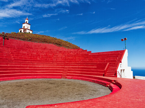 Ringkampfarena und Glockenturm in La Frontera auf El Hierro