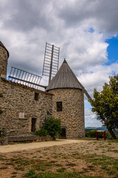 Les trois tours Moulins de Faug&egrave;res dans l'H&eacute;rault en France