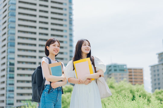 大学のキャンパスを歩く女子大生二人組